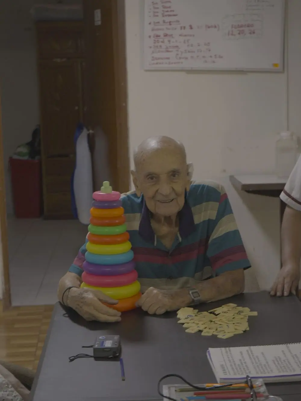 dormitorio minimalista de colores neutros