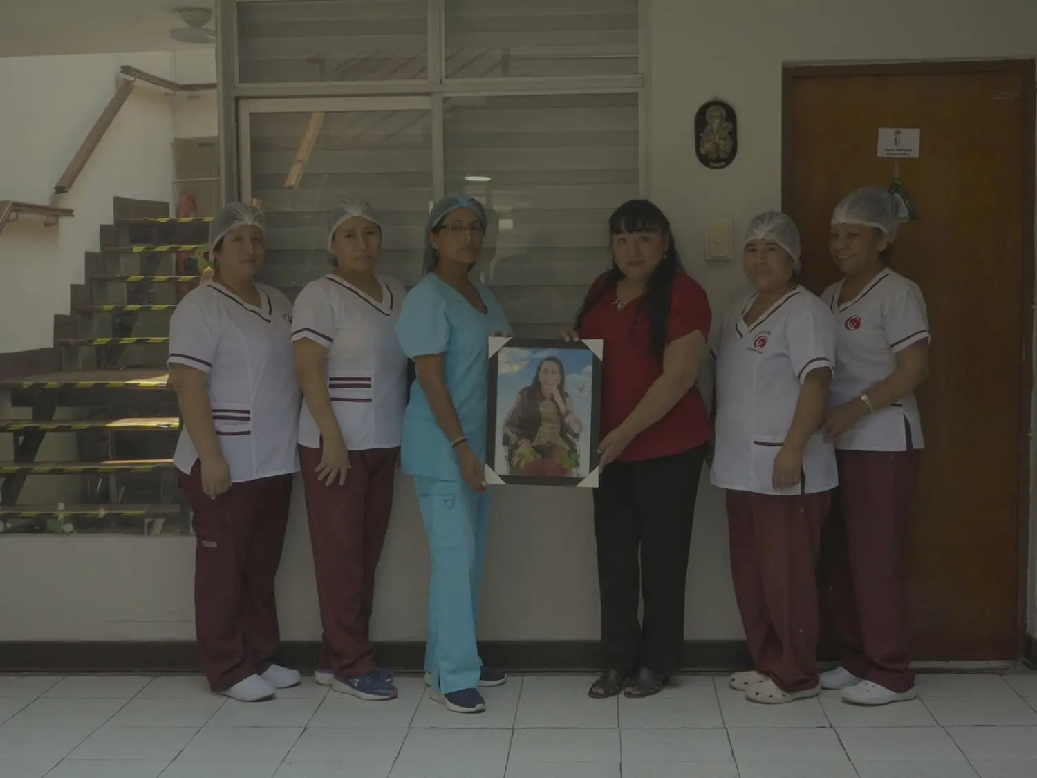 Terraza de colores blancos con varios muebles, sillas y plantas